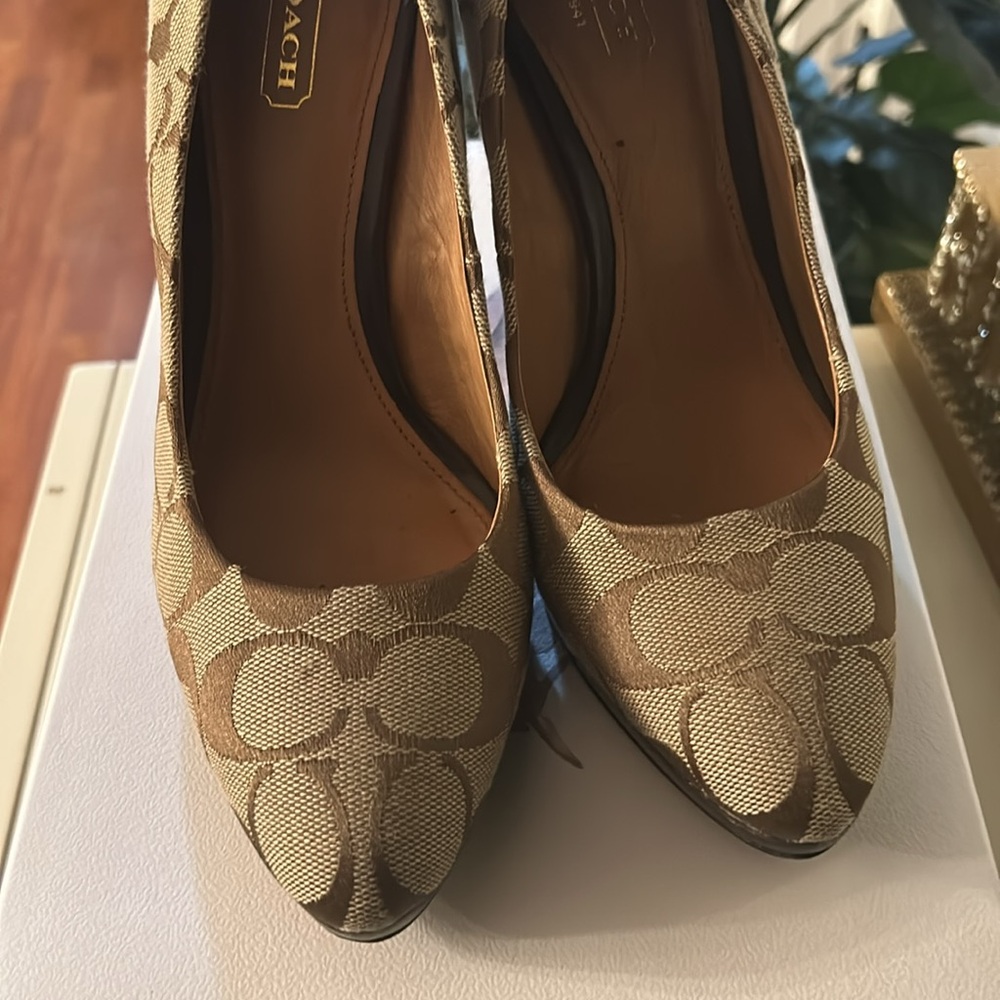 Coach heels in brown, size 7b - Picture 5 of 7